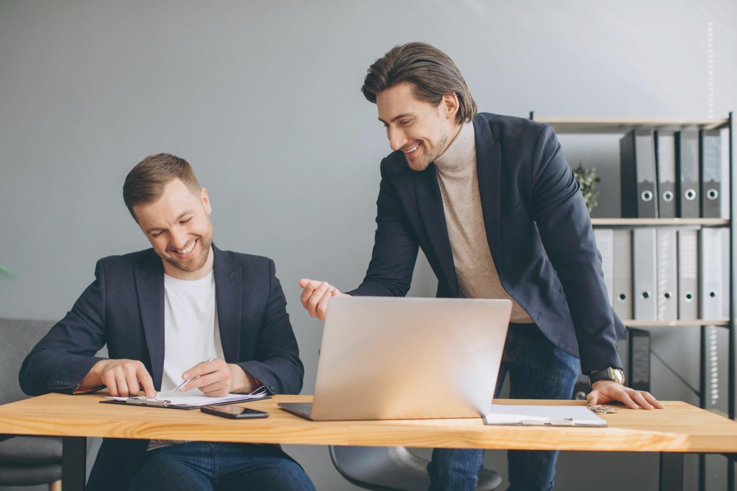 Équipe inaveliqora travaillant sur des solutions financières innovantes